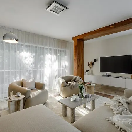 Luxury Hills Pool,spa,grill,bar, & Parking